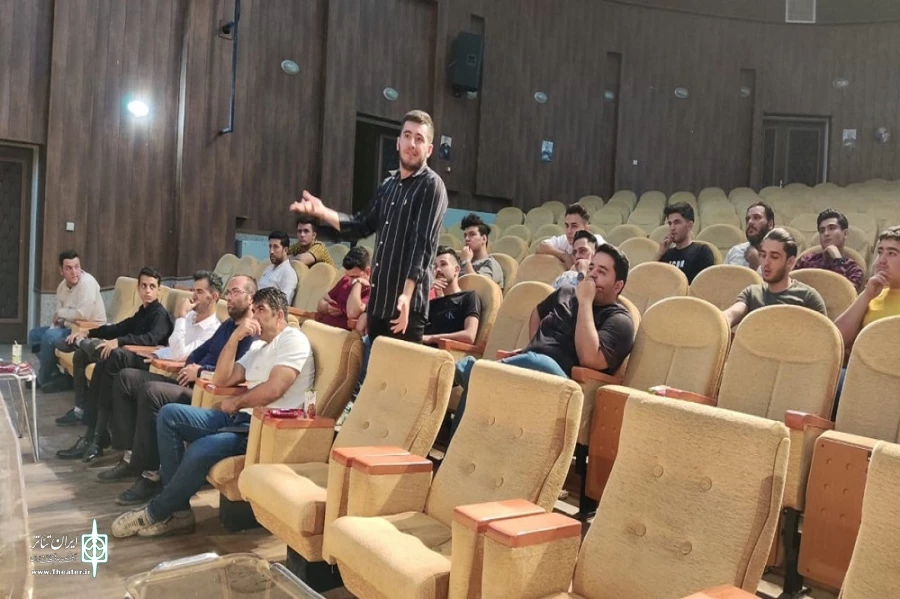 نشست اعضا هیات رئیسه انجمن هنرهاری نمایشی استان با هنرمندان شهرستان شوط 3