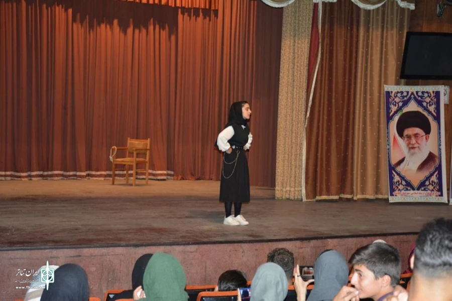 نمایش تک نفره «شبگر» با بازی کوثر ماکویی در شهرستان چایپاره به اجرا در آمد 
 3