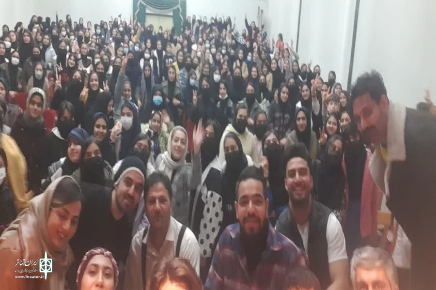 با استقبال مخاطبان نمایش «پشت کوه‌های قاف» در شهرستان تکاب به روی صحنه رفت
 2