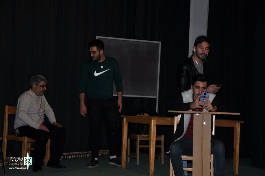 با استقبال مخاطبان هنردوست شهرستان سلماس نمایش «کافی شاپ مامان زری» در شهرستان سلماس به روی صحنه رفت
 2