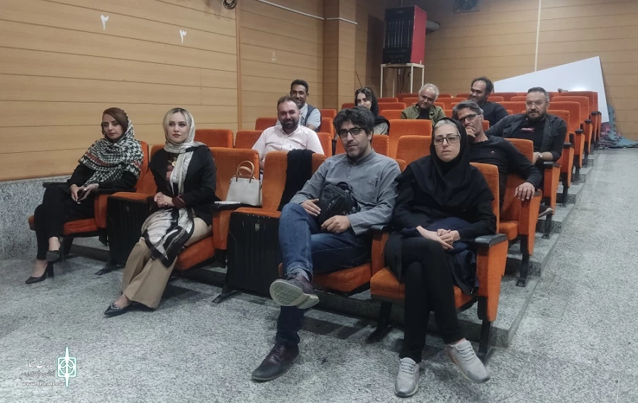 نشست جمعی از فعالین و کارگردانان تئاتر ارومیه برگزار شد. 3