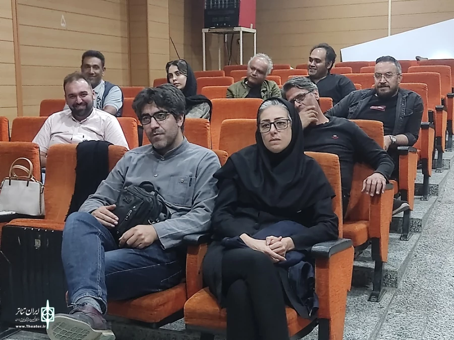 نشست جمعی از فعالین و کارگردانان تئاتر ارومیه برگزار شد. 3