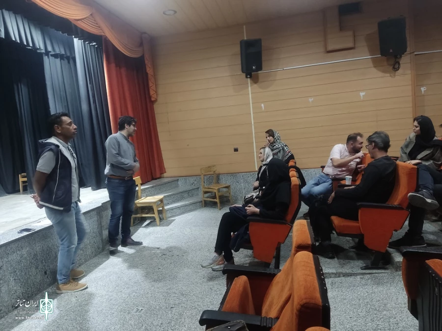 نشست جمعی از فعالین و کارگردانان تئاتر ارومیه برگزار شد. 7