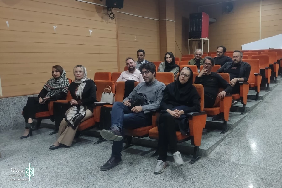 نشست جمعی از فعالین و کارگردانان تئاتر ارومیه برگزار شد. 9