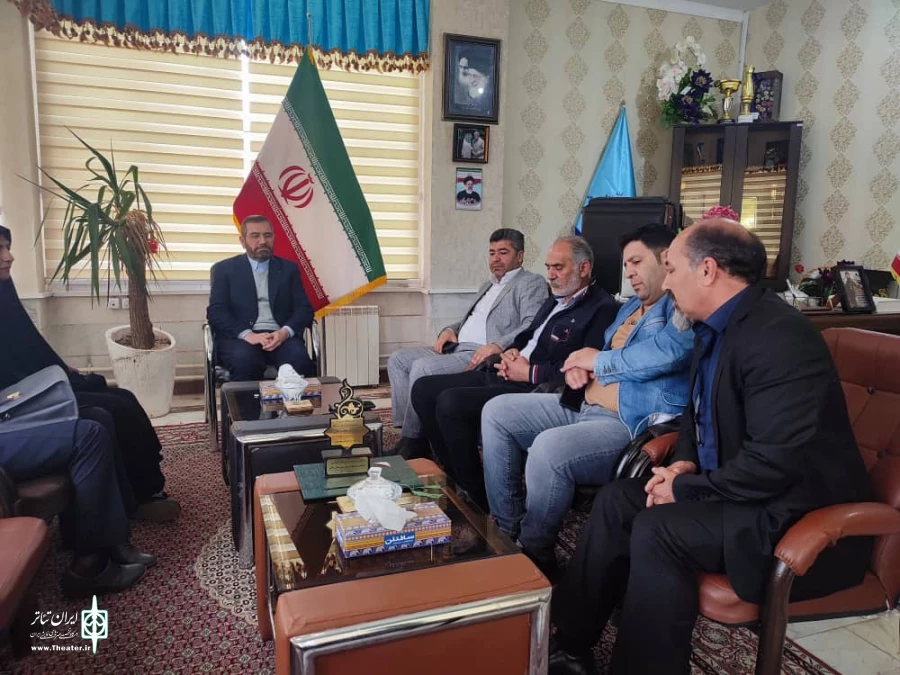حضور هنرمندان انجمن هنرهای نمایشی در دیدار با ریاست آموزش و پرورش شهرستان ماکو 6