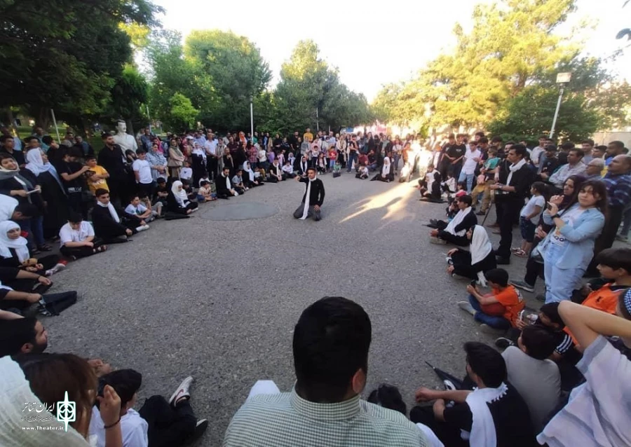 اجرای نمایش خیابانی « عمو زنجیر باف» در شهرستان بوکان
 2