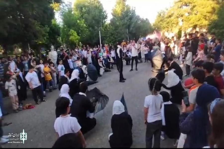 اجرای نمایش خیابانی « عمو زنجیر باف» در شهرستان بوکان
 3