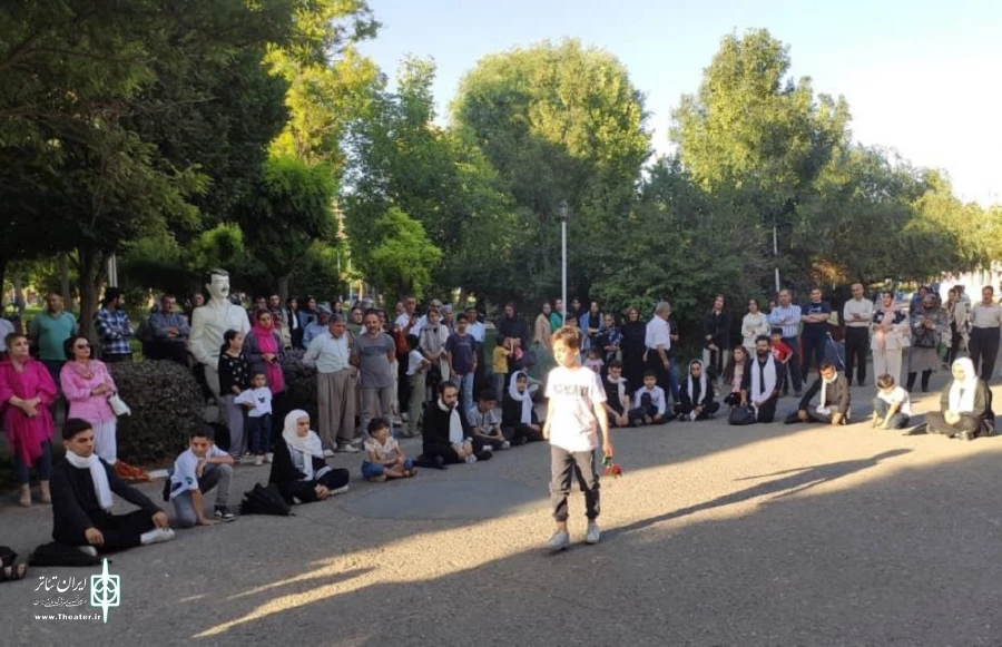 اجرای نمایش خیابانی « عمو زنجیر باف» در شهرستان بوکان
 4