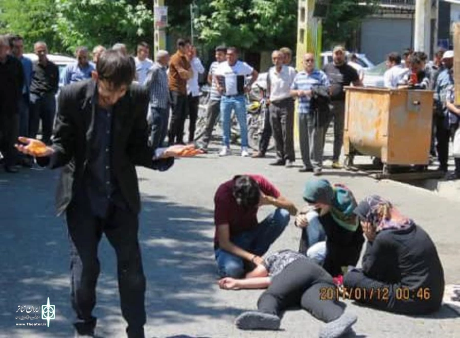 در میان استقبال مخاطبان هنر دوست شهرستان سلماس نمایش خیابانی «اشک ترانه» در شهرستان سلماس اجرا شد .
 2