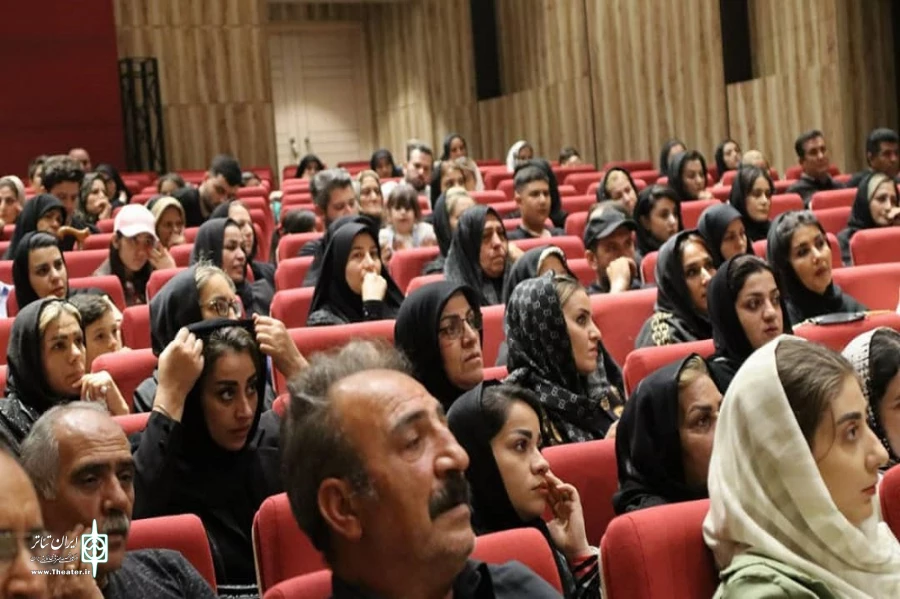 نمایش «زیر قیمت بازار» در شهرستان ماکو به اجرا در آمد.
 2