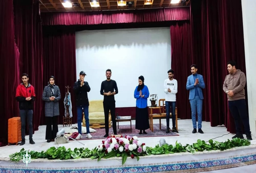 اجرای نمایش سگ‌ها و جاده‌ها در شهرستان ماکو به اجرا در آمد.
 2