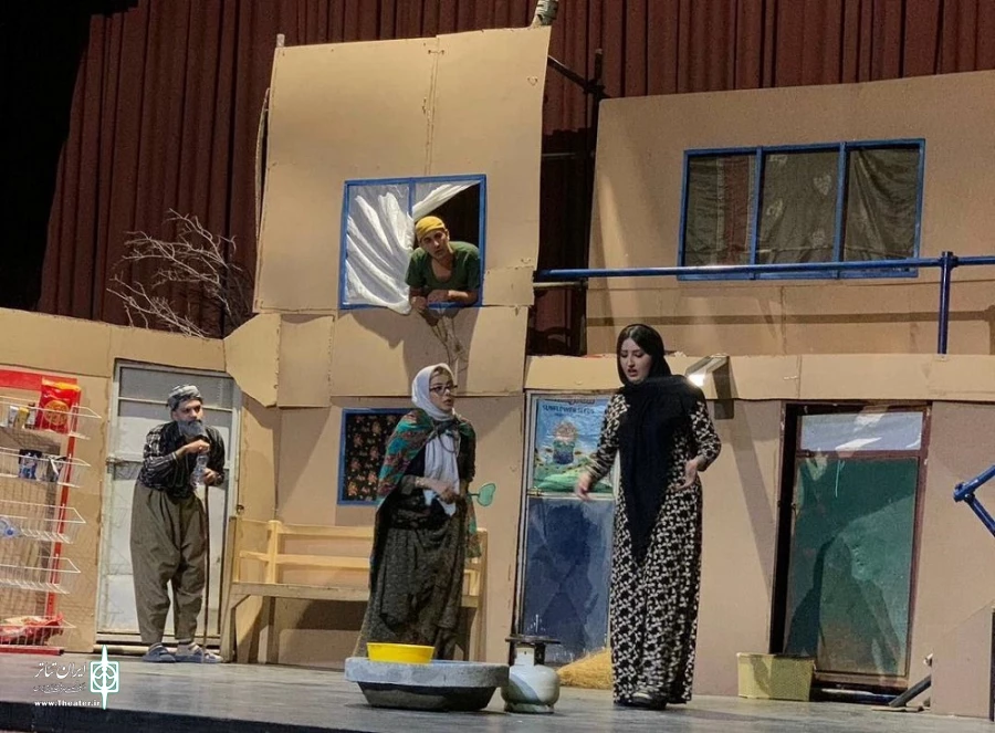 نمایش «متری هشت و نیم» در شهرستان بوکان به اجرا در آمد.
 2