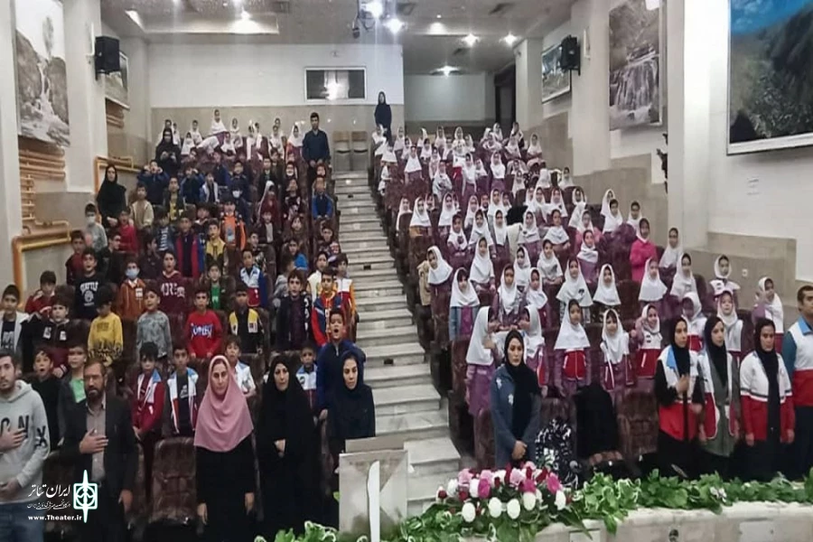 نمایش عروسکی «آشیق» در میان استقبال کودکان و نوجوانان به روی صحنه رفت
 2