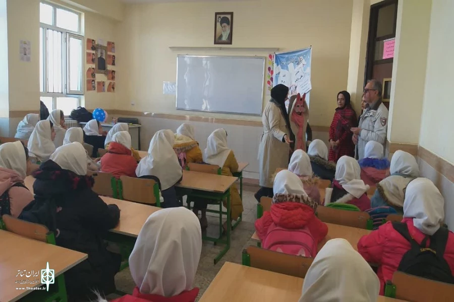 نمایش « نقلی و کتاب » در مدارس کم برخوردار و روستایی شهرستان نقده اجرا شد. 4