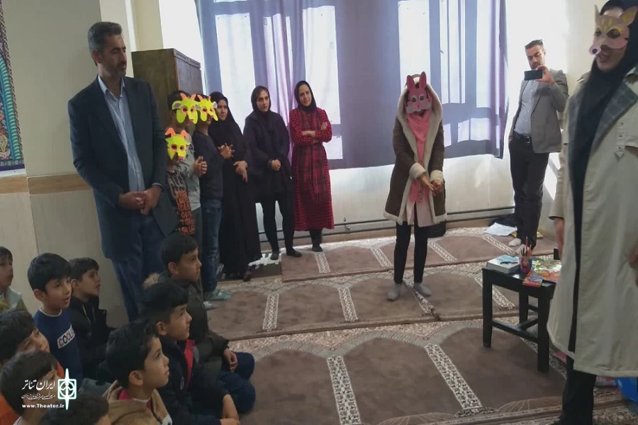 نمایش « نقلی و کتاب » در مدارس کم برخوردار و روستایی شهرستان نقده اجرا شد. 11