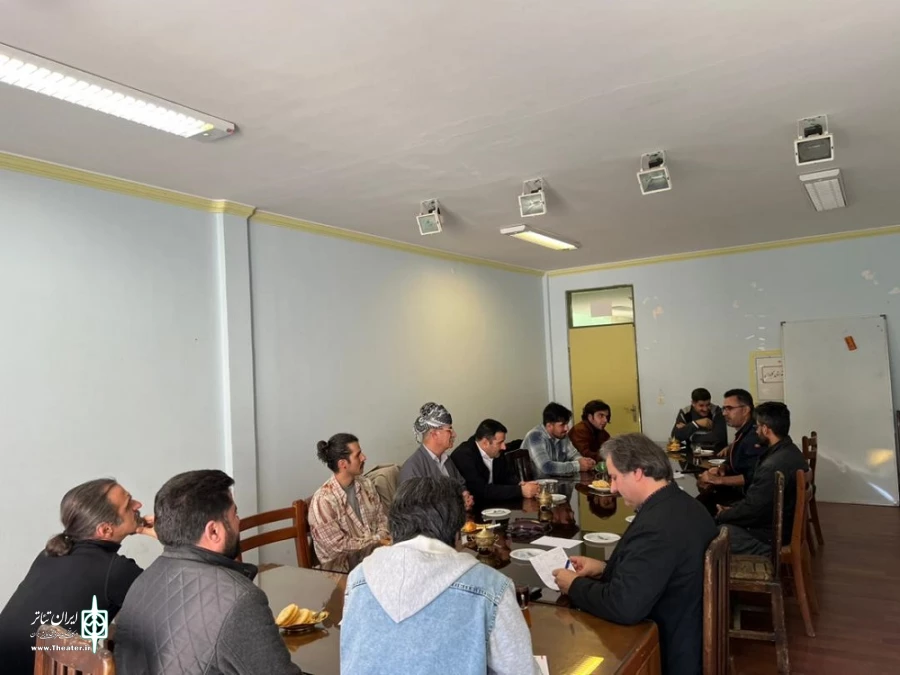 نشست صمیمی مدیر عامل انجمن هنرهای نمایشی استان با هنرمندان تئاتر شهرستان سردشت
 2