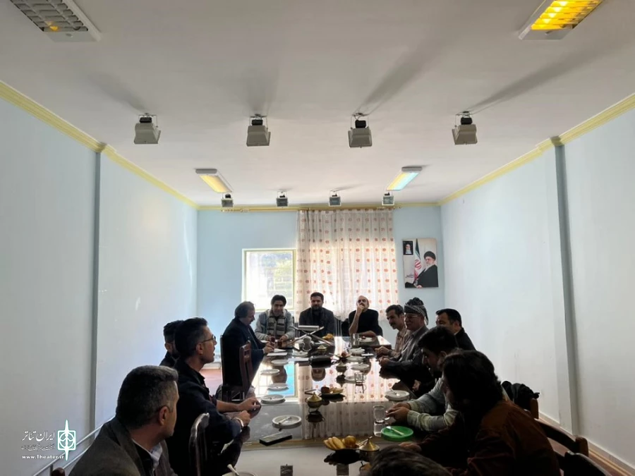 نشست صمیمی مدیر عامل انجمن هنرهای نمایشی استان با هنرمندان تئاتر شهرستان سردشت
 2