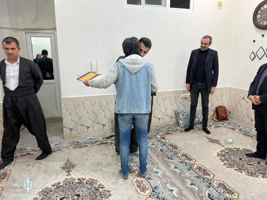 امید خاک‌پور به نمایندگی از انجمن هنرهای نمایشی و‌ هنرمندان تئاتر استان از فرهاد ظاهری عیادت و‌تقدیر کرد
 2