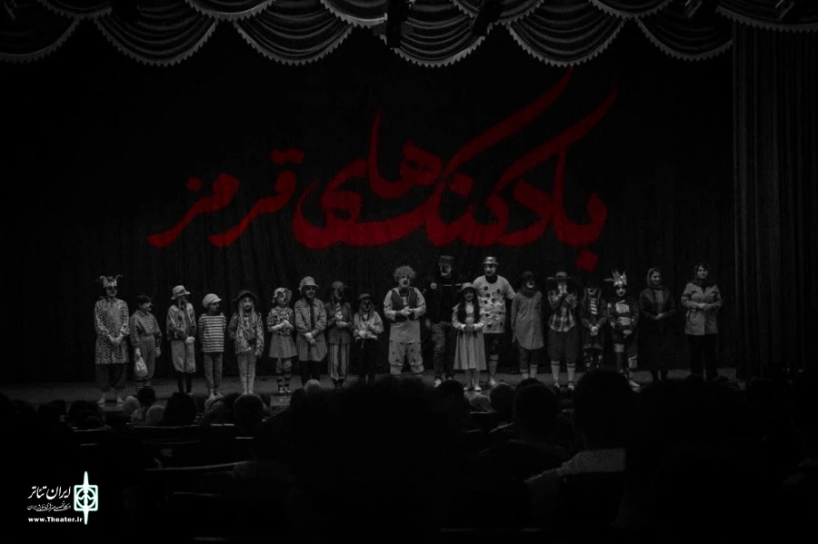 بادکنک‌های قرمز در شهرستان شاهین‌دژ به صحنه رفت
 2