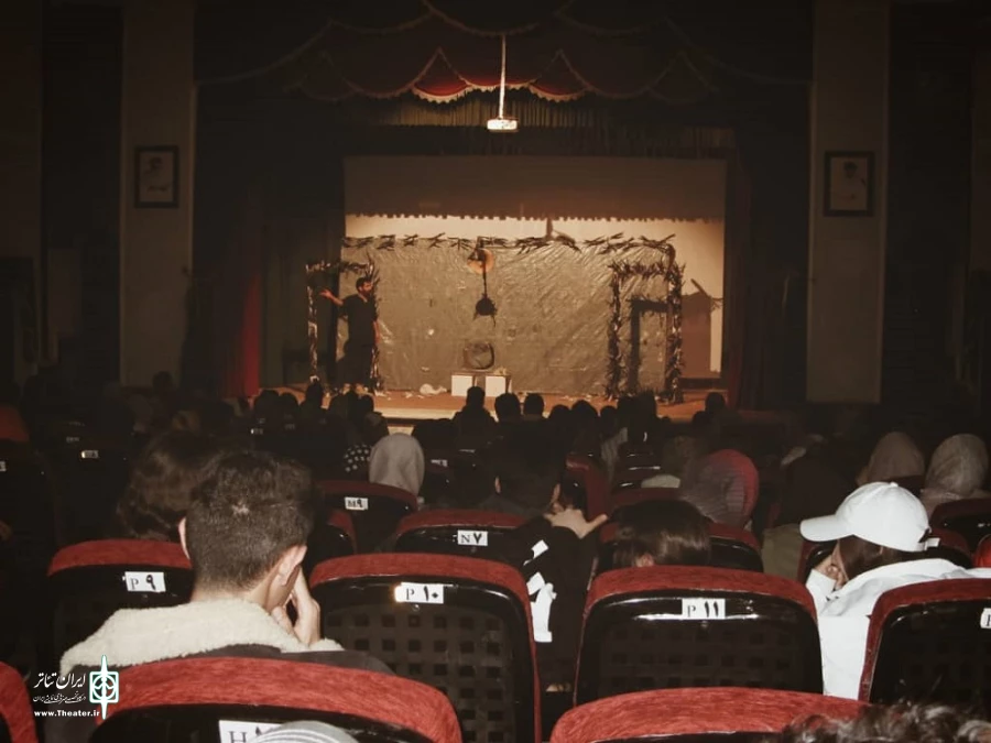 نمایش «جهانگیر و‌ غیره» در تکاب اجرا شد
 2