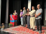 مراسم اهدای گواهی آموزش بازیگری با حضور مسئولان و‌ هنرمندان در شهرستان مهاباد
 3