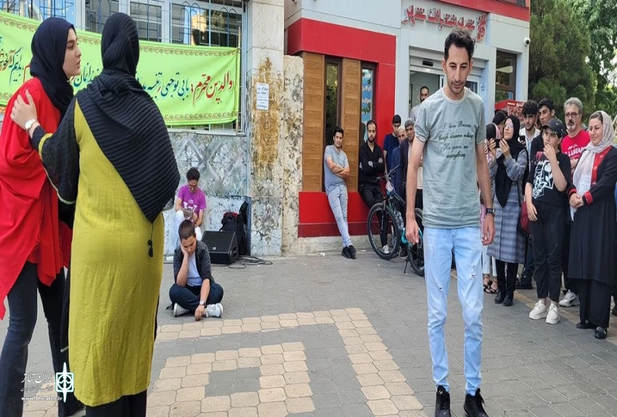 نمایش خیابانی «آخه چرا » در سلماس به اجرا در آمد
 2