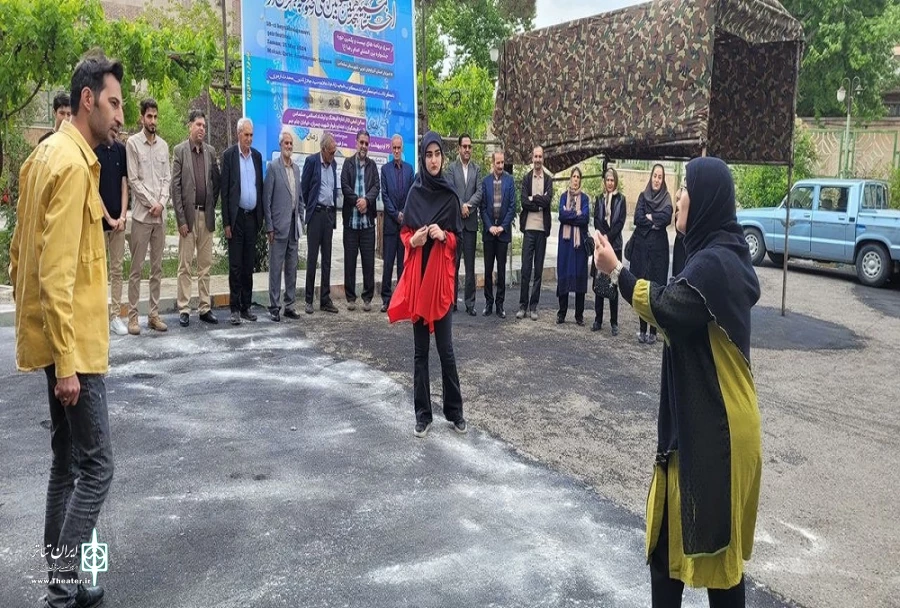 نمایش خیابانی «آخه چرا » در سلماس به اجرا در آمد
 2