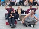 شش اثر در روز دوم دمین جشنواره تئاتر خیابانی «زاب» پیرانشهر به اجرا در آمد.
 2
