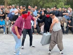 شش اثر در روز دوم دمین جشنواره تئاتر خیابانی «زاب» پیرانشهر به اجرا در آمد.
 2