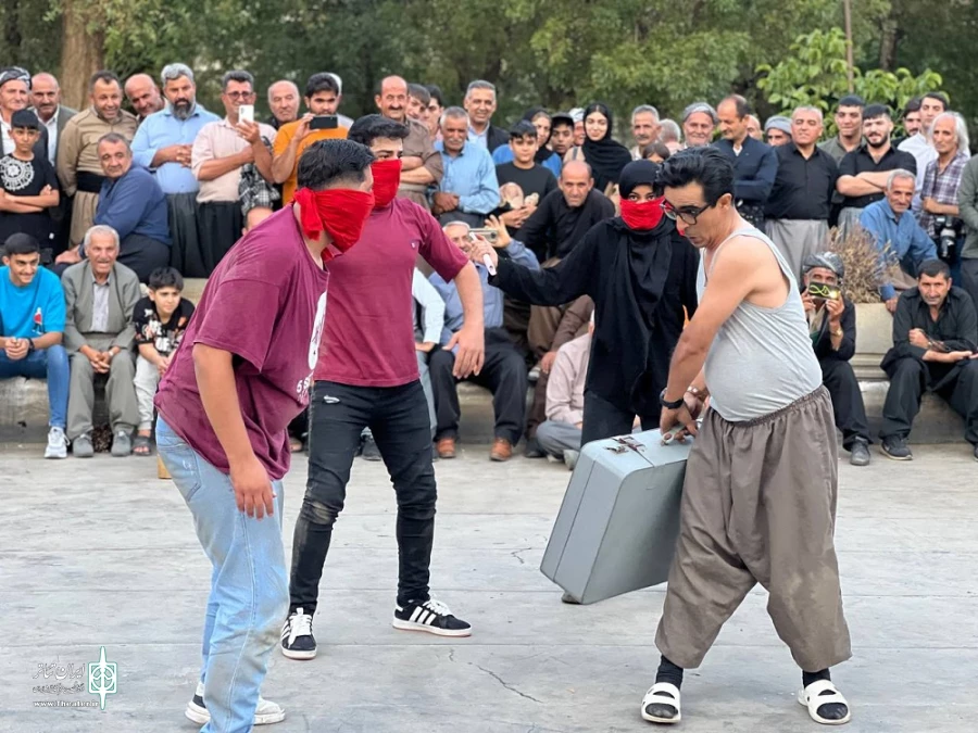 شش اثر در روز دوم دمین جشنواره تئاتر خیابانی «زاب» پیرانشهر به اجرا در آمد.
 2