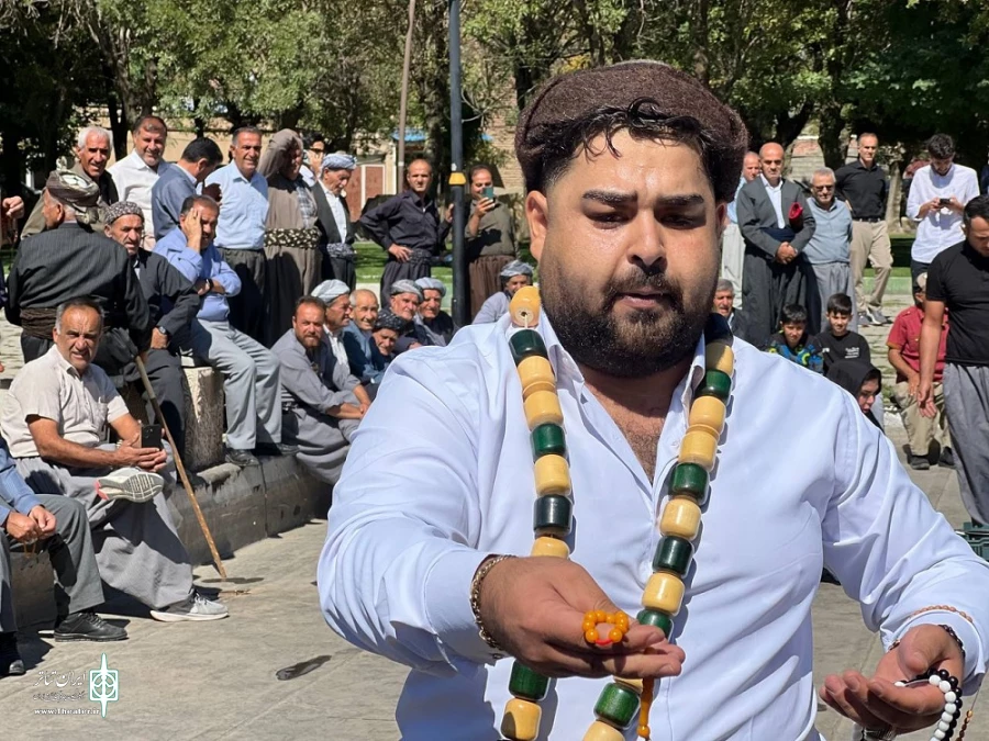 شش اثر در روز دوم دمین جشنواره تئاتر خیابانی «زاب» پیرانشهر به اجرا در آمد.
 2