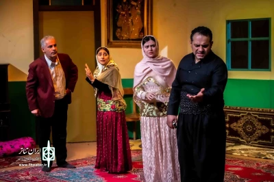 در میان استقبال پر شور تماشاگران

نمایش «چیروکی نیوە‌رویکی هەینی - قصه ظهر جمعه» در مهاباد به اجرا درآمد