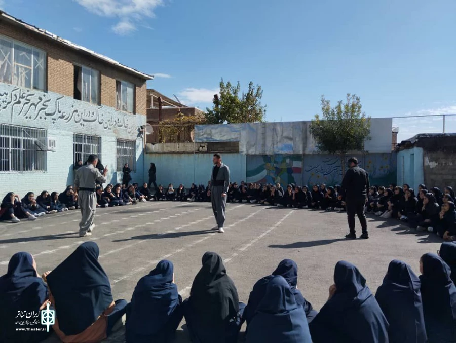 نمایش خیابانی «گێژاو - گرداب» در شهرستان سردست به اجرا در آمد.
 2