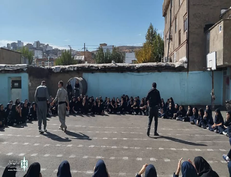 نمایش خیابانی «گێژاو - گرداب» در شهرستان سردست به اجرا در آمد.
 2
