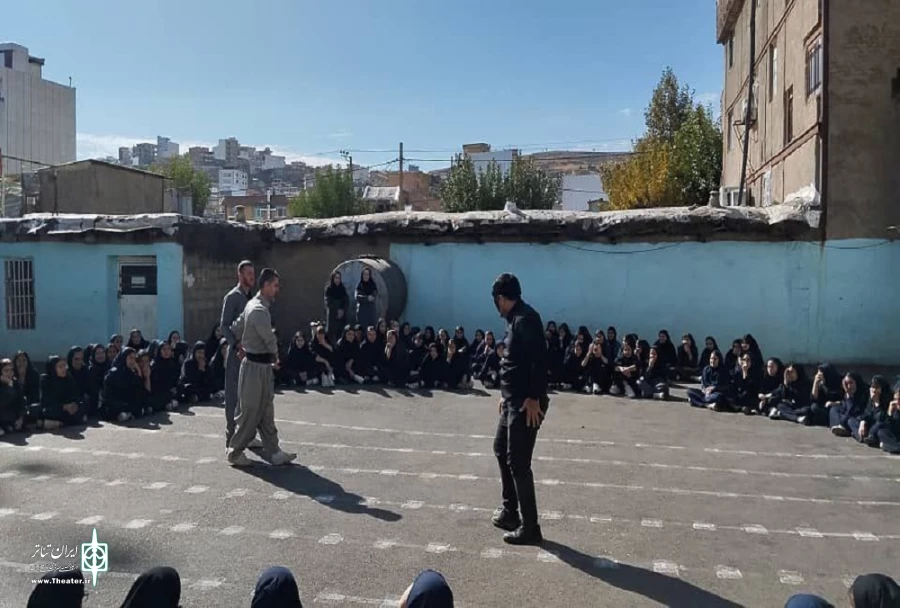 نمایش خیابانی «گێژاو - گرداب» در شهرستان سردست به اجرا در آمد.
 2
