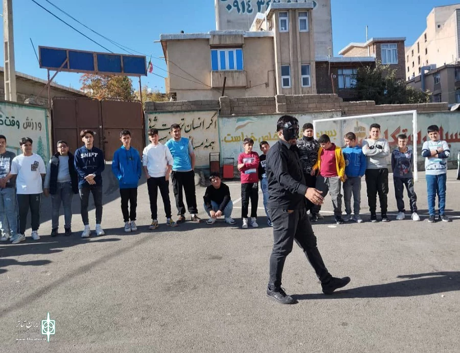 نمایش خیابانی «گێژاو - گرداب» در شهرستان سردست به اجرا در آمد.
 2