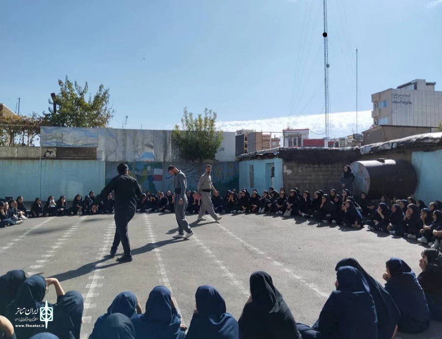 نمایش خیابانی «گێژاو - گرداب» در شهرستان سردست به اجرا در آمد.
 3