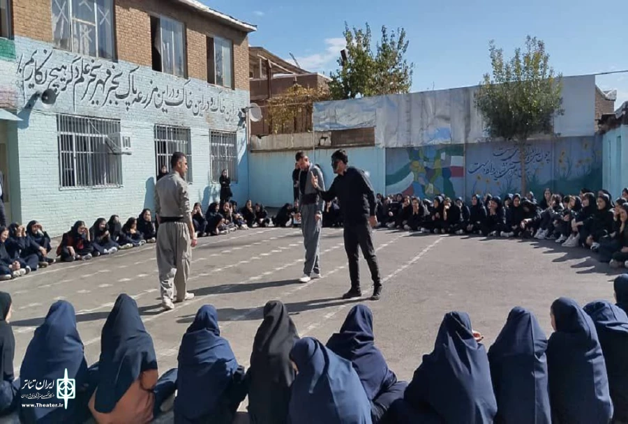 نمایش خیابانی «گێژاو - گرداب» در شهرستان سردست به اجرا در آمد.
 2