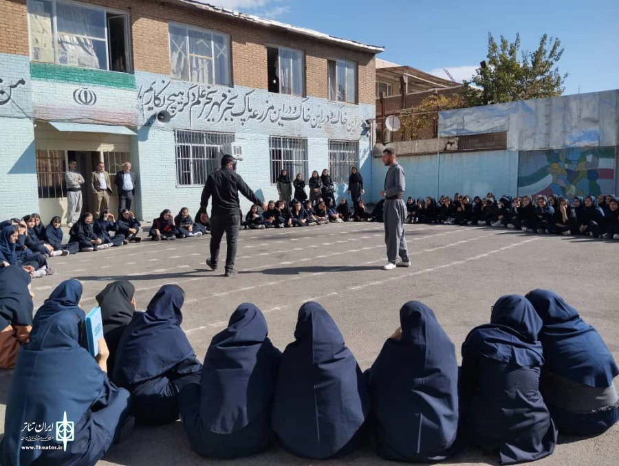 نمایش خیابانی «گێژاو - گرداب» در شهرستان سردست به اجرا در آمد.
 2