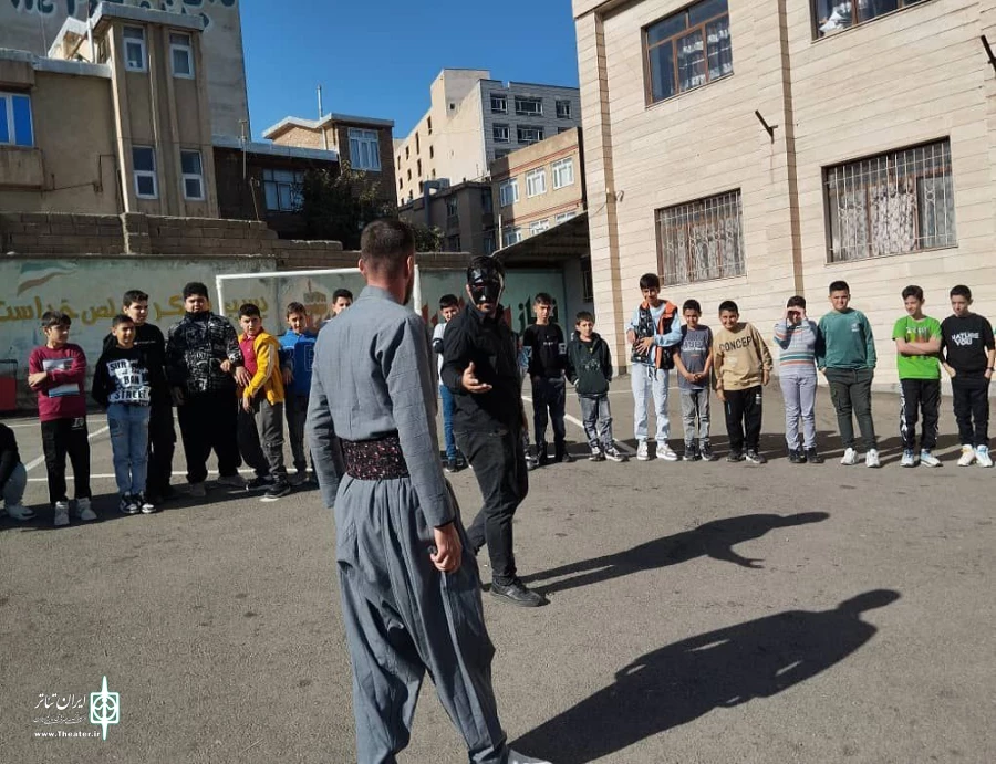 نمایش خیابانی «گێژاو - گرداب» در شهرستان سردست به اجرا در آمد.
 2