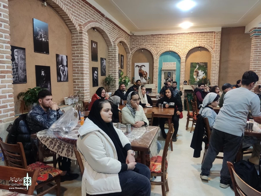 جلسه نقد و بررسی آثار اجرا شده در جشنواره با منتقدی  جمشید جهانزاده و مدیریت محمد علی مکری برگزار شد . 7