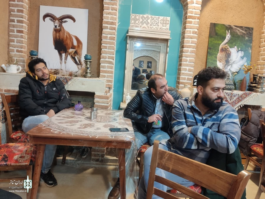 جلسه نقد و بررسی آثار اجرا شده در جشنواره با منتقدی  جمشید جهانزاده و مدیریت محمد علی مکری برگزار شد . 9