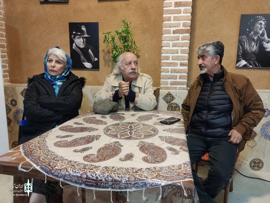 جلسه نقد و بررسی آثار اجرا شده در جشنواره با منتقدی  جمشید جهانزاده و مدیریت محمد علی مکری برگزار شد . 12