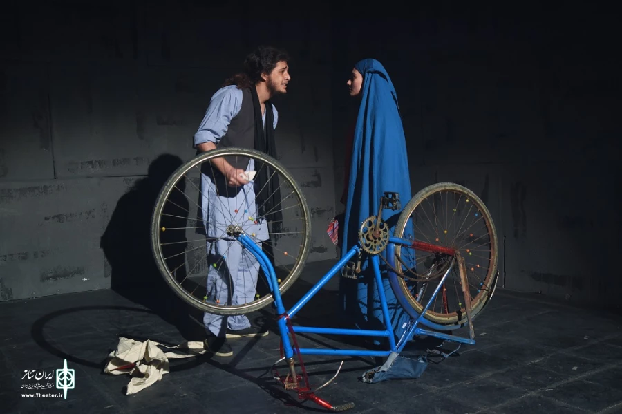 نمایش « کفش هایم را قدم بزن » در ارومیه به روی صحنه رفت 7