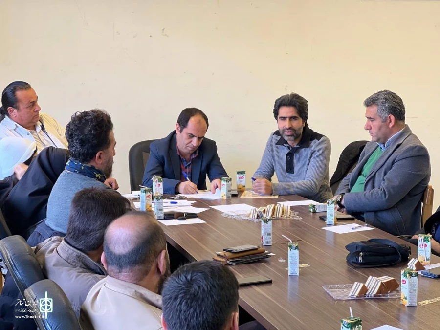 نشست مدیر عامل انجمن هنرهای نمایشی استان با هنرمندان تئاتر شهرستان اشنویه برگزار شد.
 2