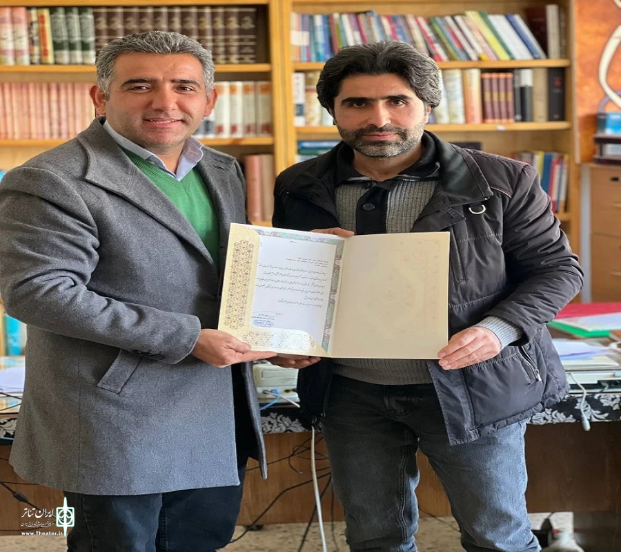 نشست مدیر عامل انجمن هنرهای نمایشی استان با هنرمندان تئاتر شهرستان اشنویه برگزار شد.
 2