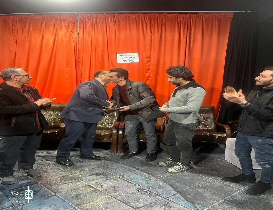 نشست مدیر عامل انجمن هنرهای نمایشی استان با هنرمندان تئاتر شهرستان نقده برگزار شد 4