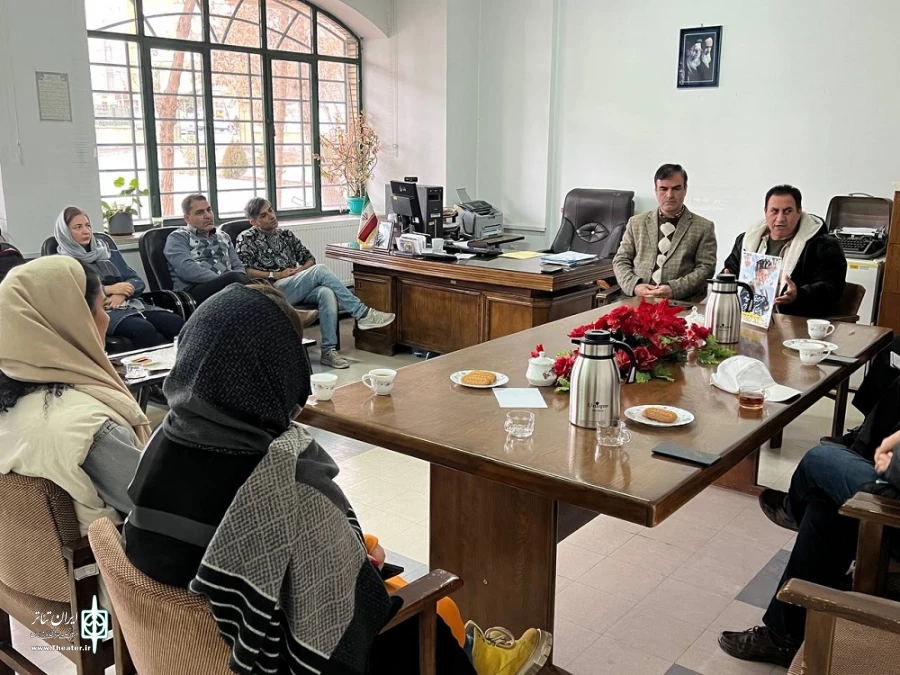 دیدار هیأت رئیسه انجمن هنرهای نمایشی استان با جمعی از هنرمندان تئاتر شهرستان خوی برگزار شد.
 2