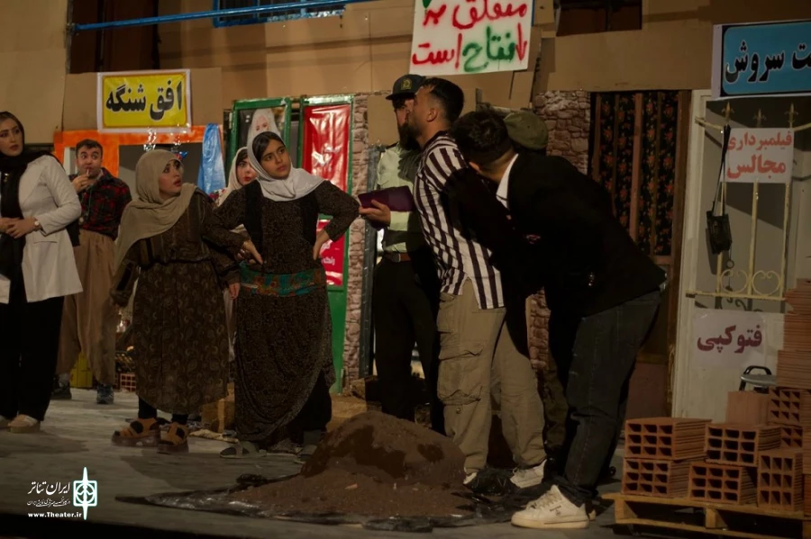 نمایش «دهنه ۲» به نویسندگی یوسف فتحی و لقمان شریفی و کارگردانی یوسف فتحی در بوکان به اجرا در آمد.

 2