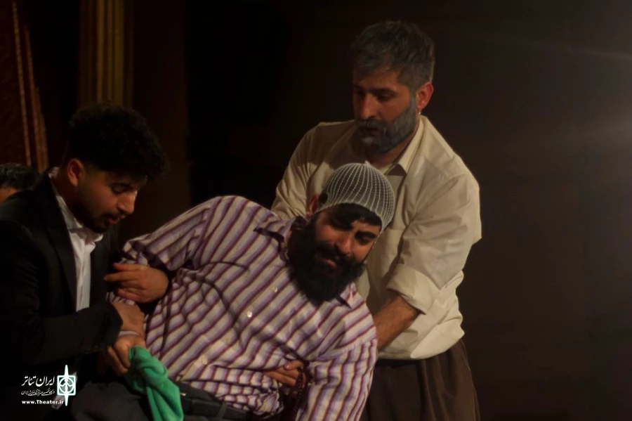 نمایش «دهنه ۲» به نویسندگی یوسف فتحی و لقمان شریفی و کارگردانی یوسف فتحی در بوکان به اجرا در آمد.

 2